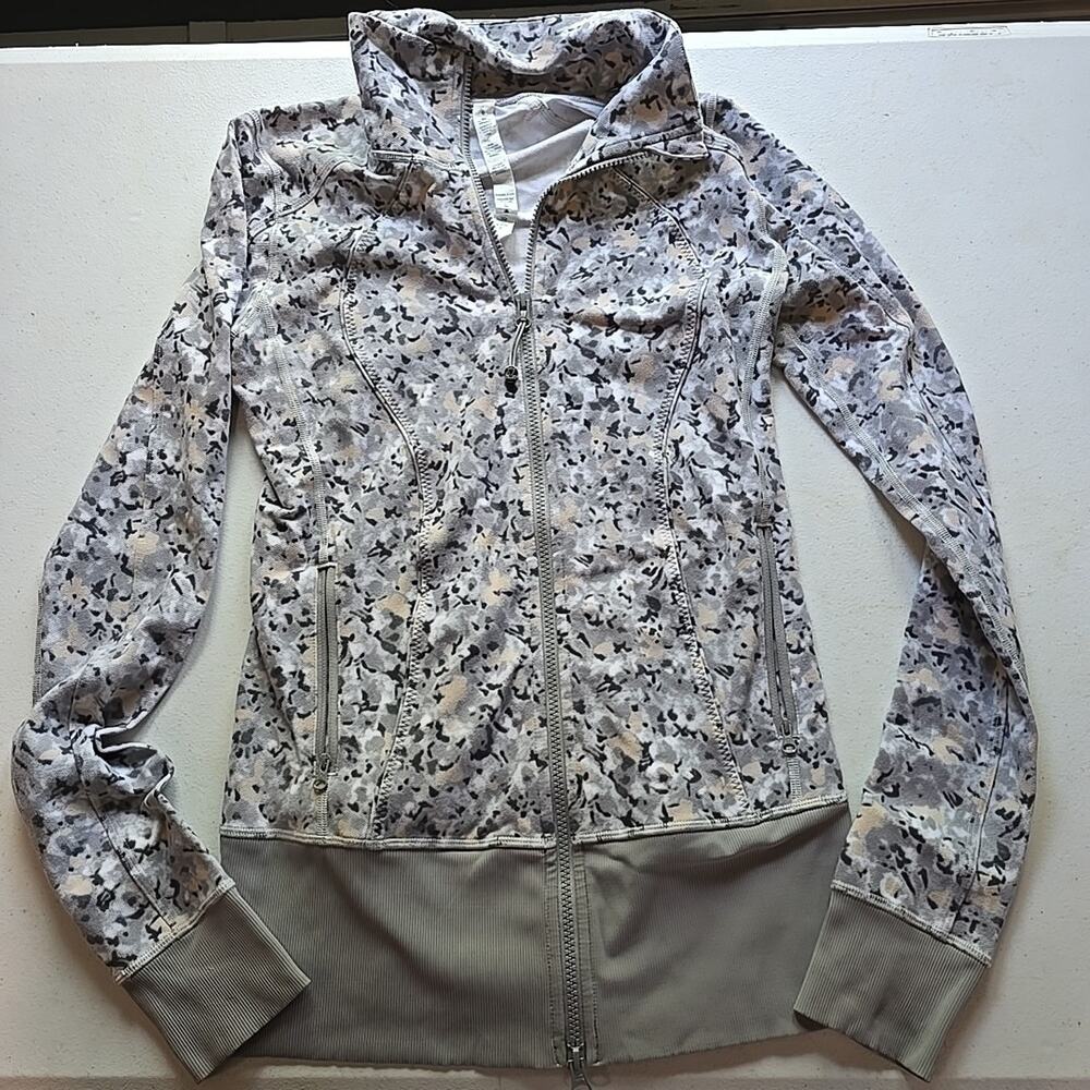 Lululemon Nice Asana Jacket Not So‎ Petite Fleur Silver Spoon Abstract Gray Sz 6